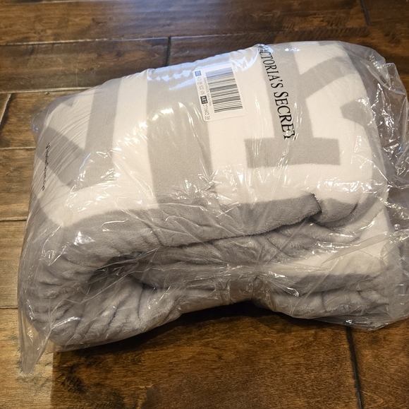 NWT PINK By Victoria's Secret Blanket In Pink And Gray - Picture 5 of 7